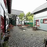 Modernes Mit Parkplatz In Der Eifel