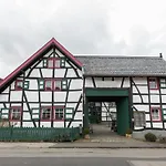 Modernes Mit Parkplatz In Der Eifel