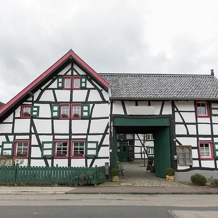 Modernes Mit Parkplatz In Der Eifel